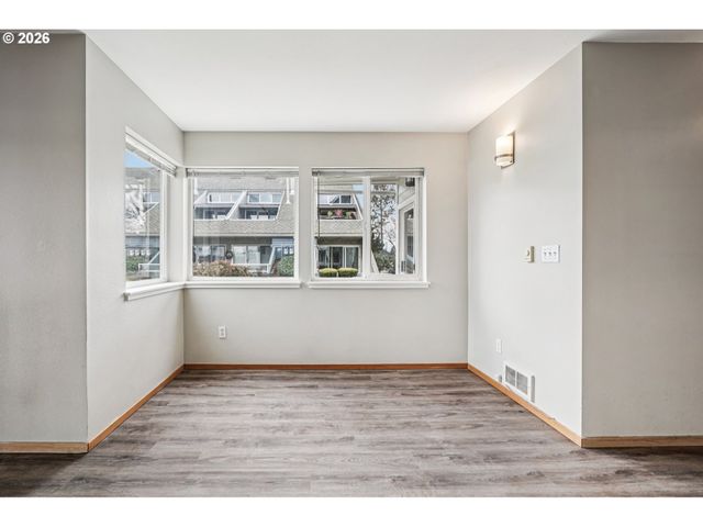 125 N HAYDEN BAY Dr, Portland, OR 97217