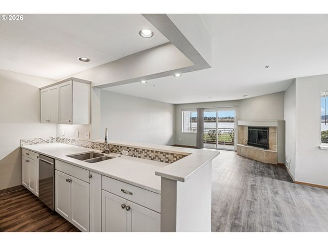 125 N HAYDEN BAY Dr, Portland, OR 97217