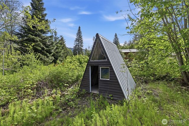 201 Pine Glen Drive, Easton, WA 98925