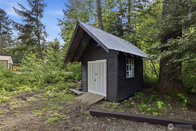 201 Pine Glen Drive, Easton, WA 98925