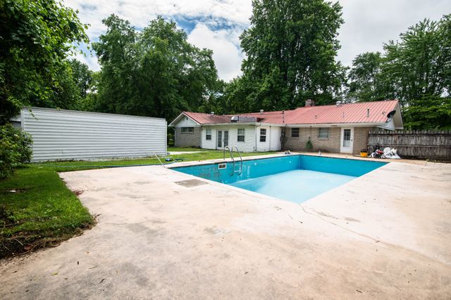 101 Wilkins Dr, Tullahoma, TN 37388