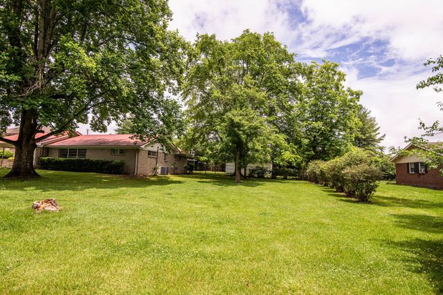 101 Wilkins Dr, Tullahoma, TN 37388