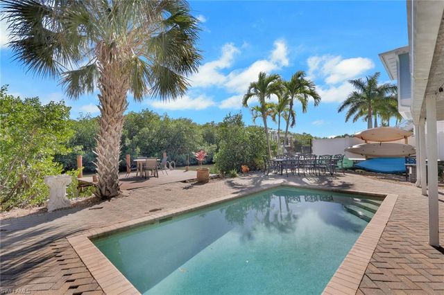 1292 Grand Canal DR, Naples, FL 34110