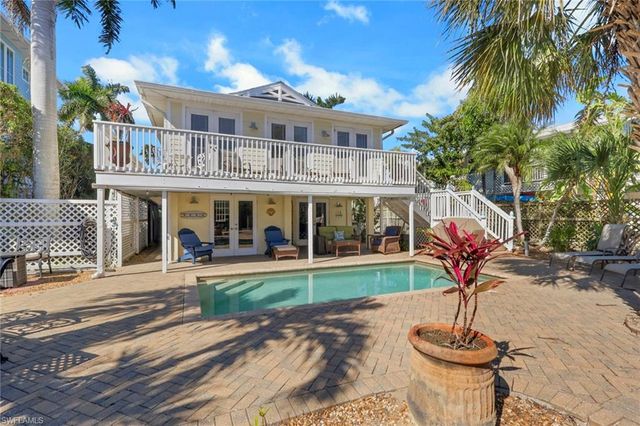 1292 Grand Canal DR, Naples, FL 34110