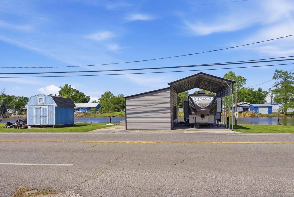 924 Highway 55, Montegut, LA 70377