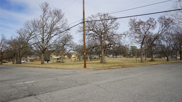 1300 W Day Street, Denison, TX 75020