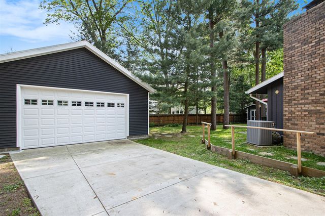 442 Pinewood Circle, Portage, MI 49002