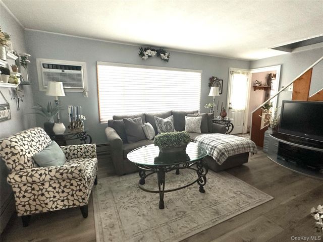 166 Choir Lane E, Westbury, NY 11590