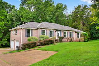 121 Caldwell Drive, Hendersonville, TN 37075