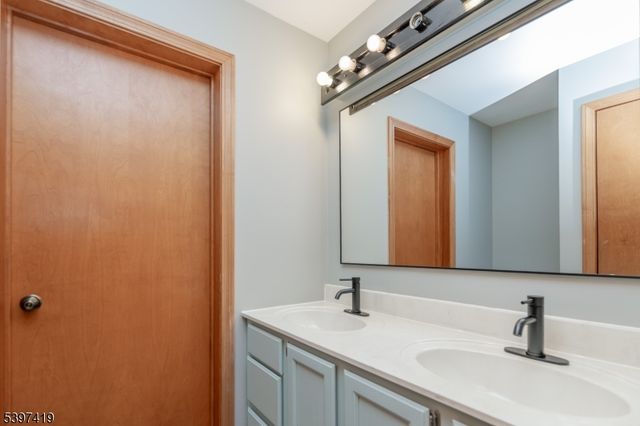 3 Fieldcrest Dr, Independence Twp., NJ 07840