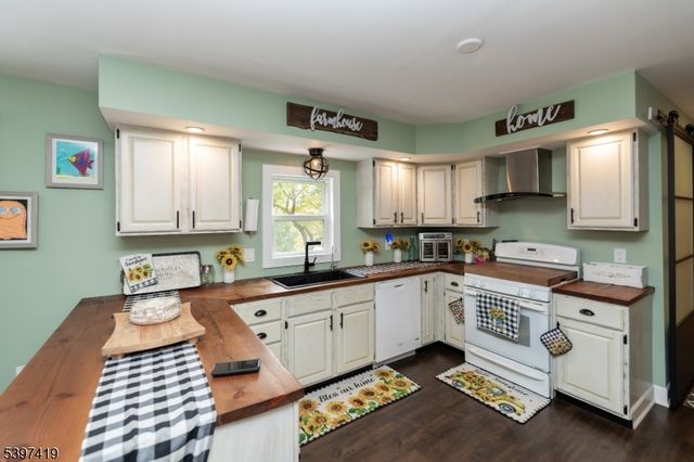 3 Fieldcrest Dr, Independence Twp., NJ 07840