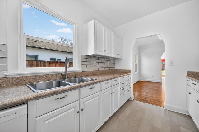 1017 Yale St, Sacramento, CA 95818