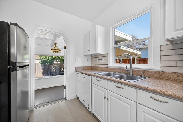 1017 Yale St, Sacramento, CA 95818