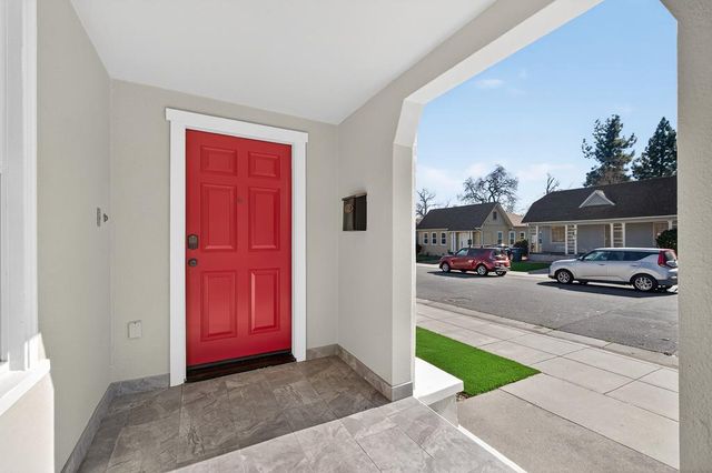 1017 Yale St, Sacramento, CA 95818