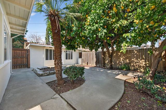 1017 Yale St, Sacramento, CA 95818