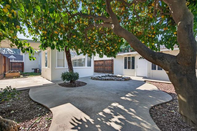 1017 Yale St, Sacramento, CA 95818