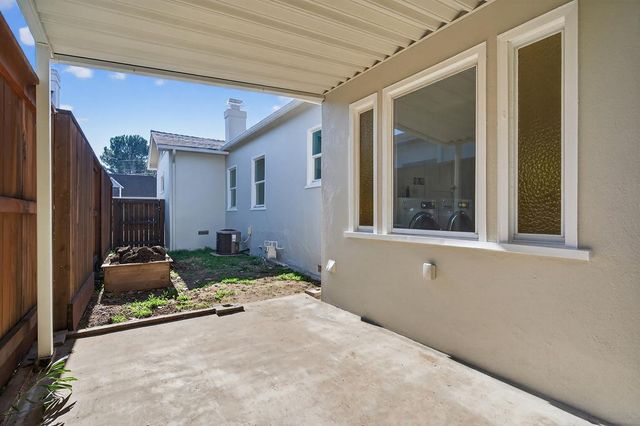 1017 Yale St, Sacramento, CA 95818