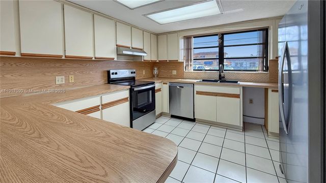 8877 SW 36th St, Miami, FL 33165