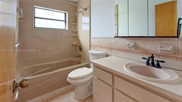 8877 SW 36th St, Miami, FL 33165