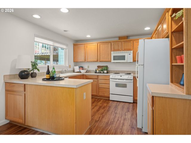 911 SNELL St, Eugene, OR 97405