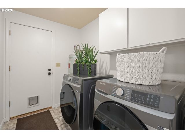 911 SNELL St, Eugene, OR 97405