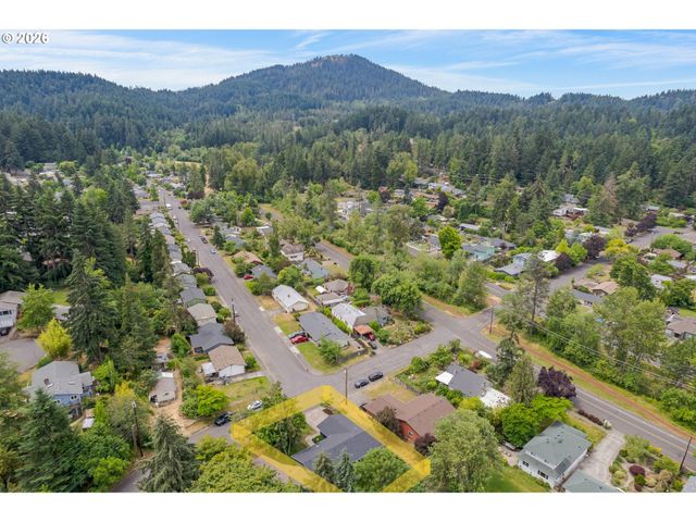 911 SNELL St, Eugene, OR 97405