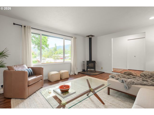 911 SNELL St, Eugene, OR 97405