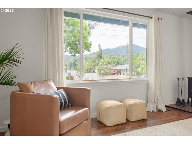 911 SNELL St, Eugene, OR 97405
