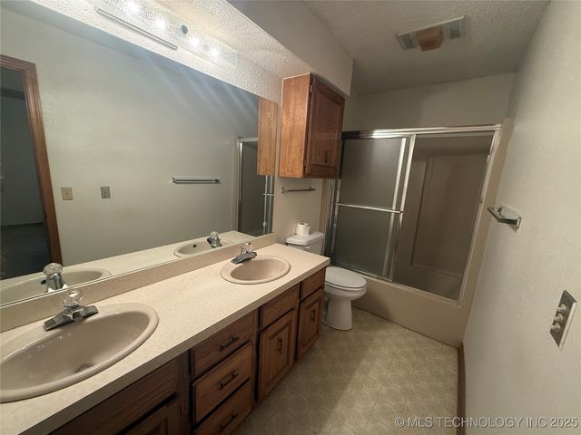 2305 Columbus, Muskogee, OK 74401