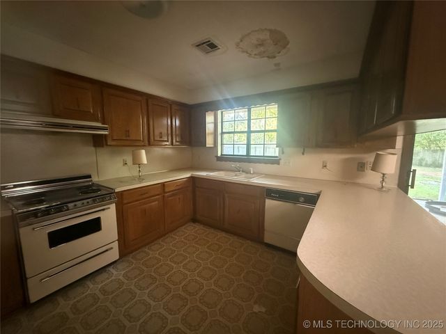 2305 Columbus, Muskogee, OK 74401