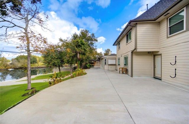303 Old Bayou Drive, Dickinson, TX 77539