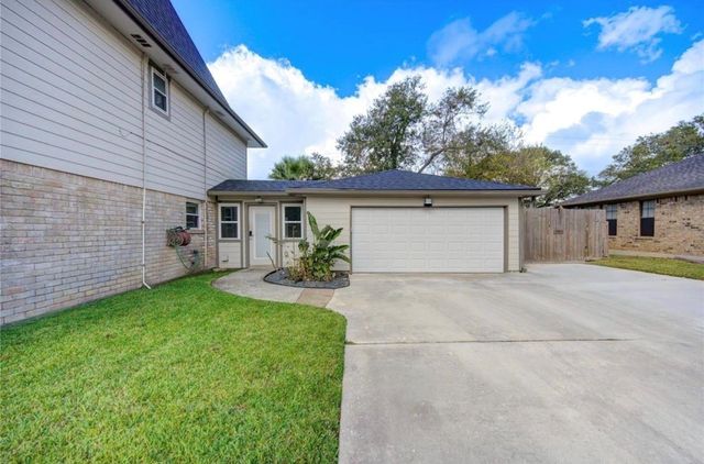 303 Old Bayou Drive, Dickinson, TX 77539