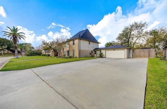 303 Old Bayou Drive, Dickinson, TX 77539