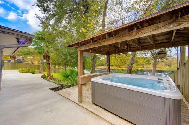 303 Old Bayou Drive, Dickinson, TX 77539