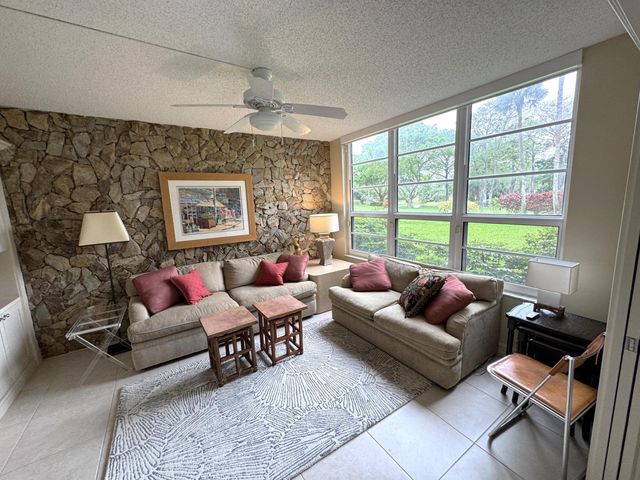 625 Oaks Drive 106, Pompano Beach, FL 33069