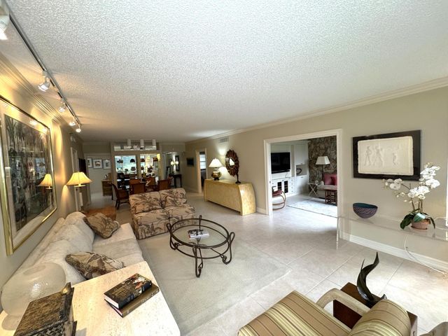 625 Oaks Drive 106, Pompano Beach, FL 33069