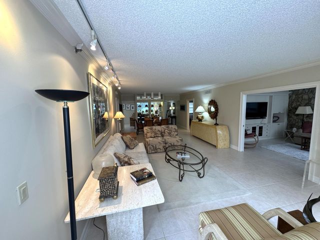 625 Oaks Drive 106, Pompano Beach, FL 33069