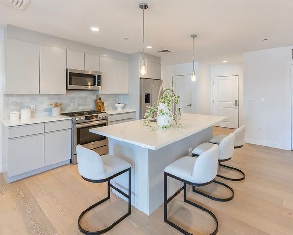 16 Boardman St 105, Boston, MA 02128