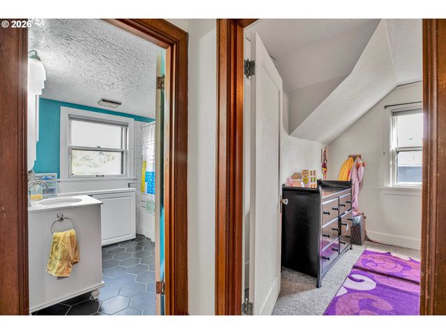 10630 Sw GARDEN PARK Pl, Portland, OR 97223