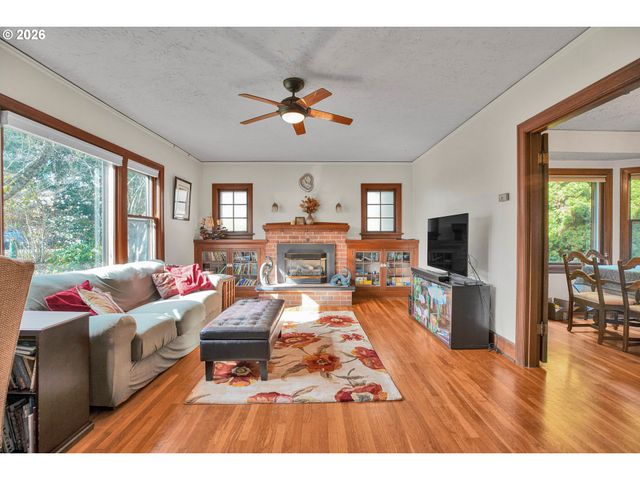 10630 Sw GARDEN PARK Pl, Portland, OR 97223