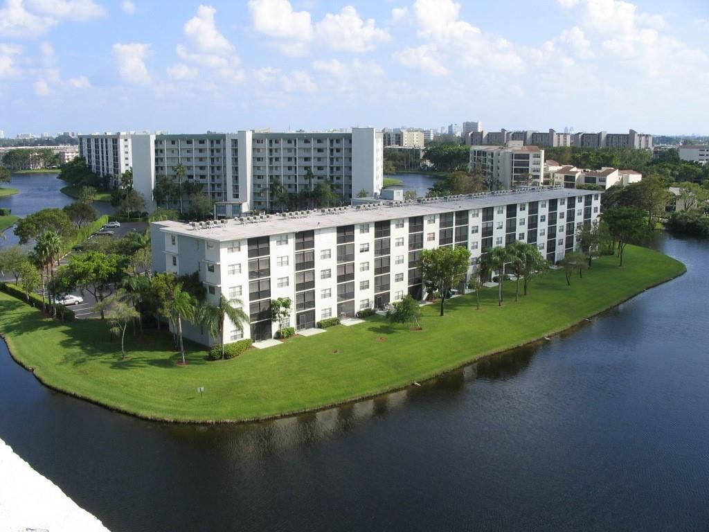 2236 N Cypress Bend Dr 403, Pompano Beach, FL 33069