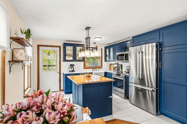 137 Wedgewood Lane, Manchester, NH 03109