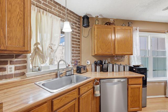 5775 Larkdale Dr, San Antonio, TX 78233