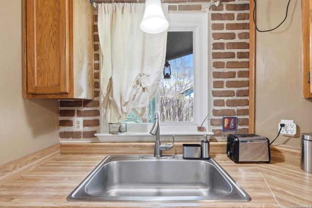 5775 Larkdale Dr, San Antonio, TX 78233