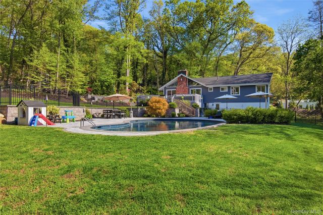 61 Bankside Drive, Centerport, NY 11721