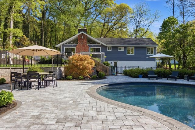 61 Bankside Drive, Centerport, NY 11721