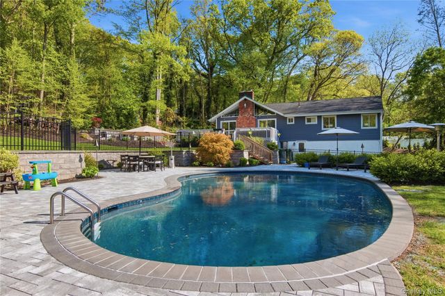 61 Bankside Drive, Centerport, NY 11721