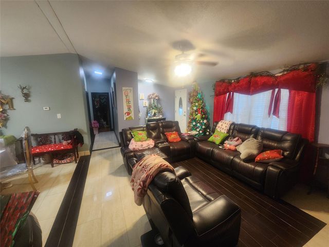 4404 34th Street, Dickinson, TX 77539