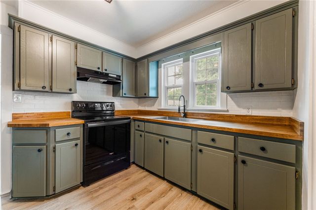 810 W Elgin Street, Siloam Springs, AR 72761
