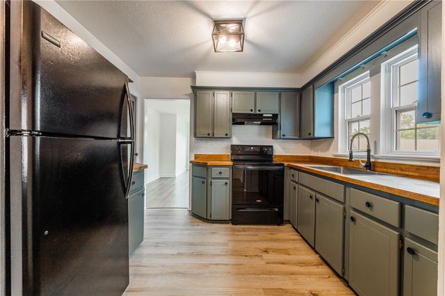 810 W Elgin Street, Siloam Springs, AR 72761